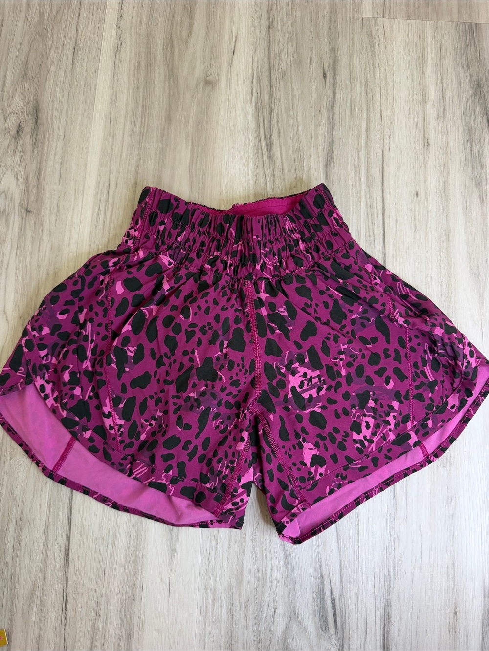 Lululemon Women’s Magenta Leopard-Print Athletic Shorts Sz 0 6 inch